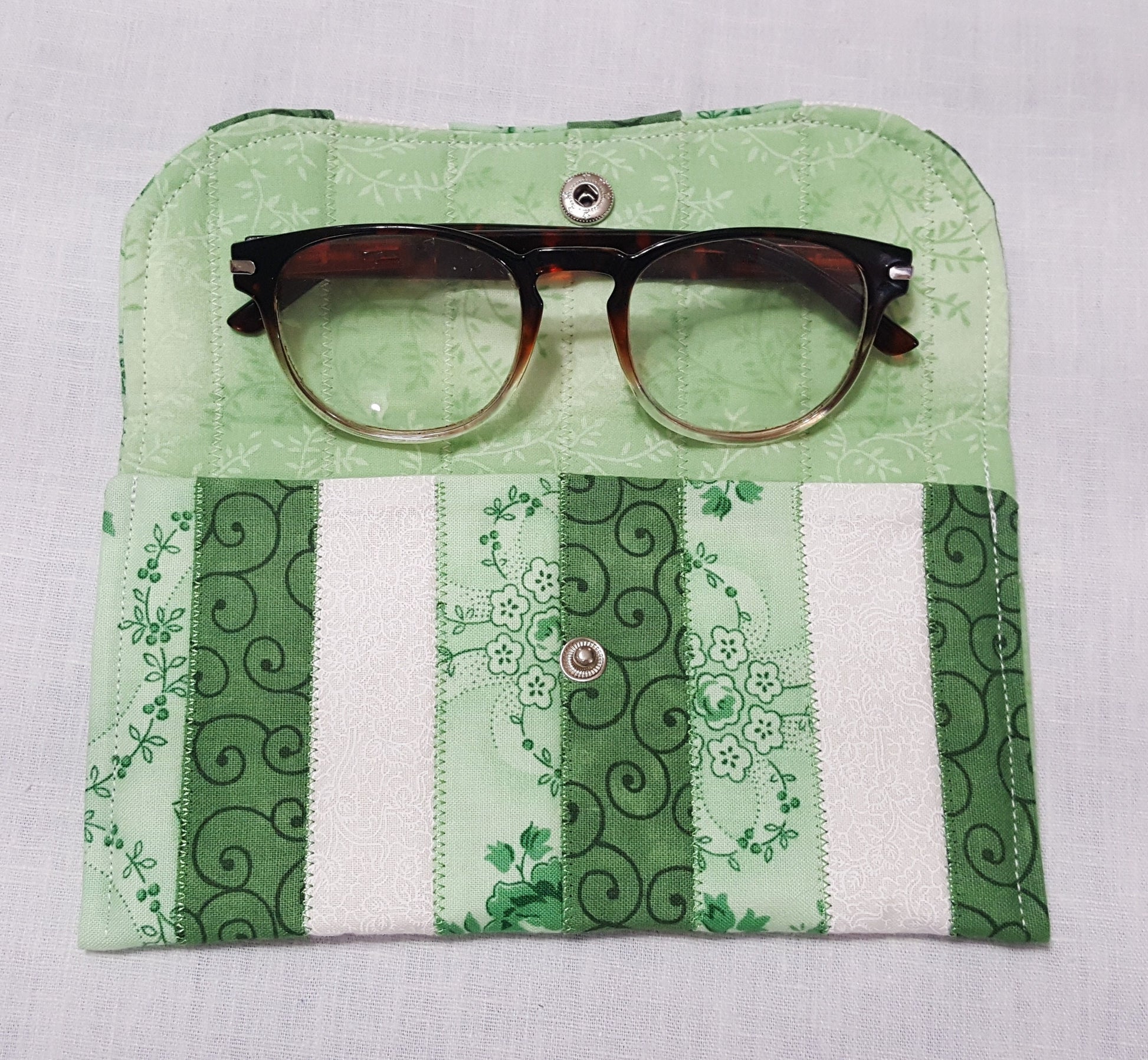 Quilted Patchwork Eyeglass Case – Green & White Cotton – Snap Closure