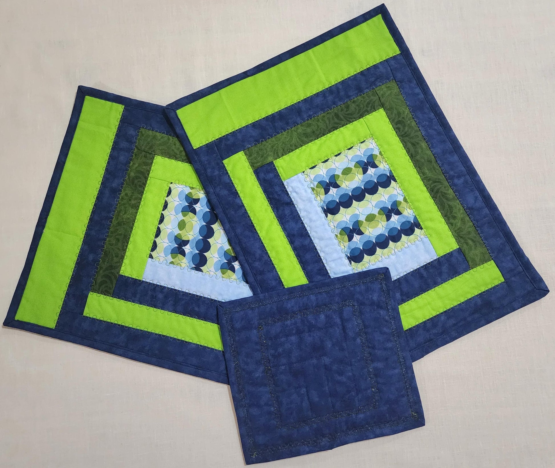 Modern Log Cabin Quilted Placemat Set – Includes Bonus Mug Rug – Handmade Cotton Table Decor